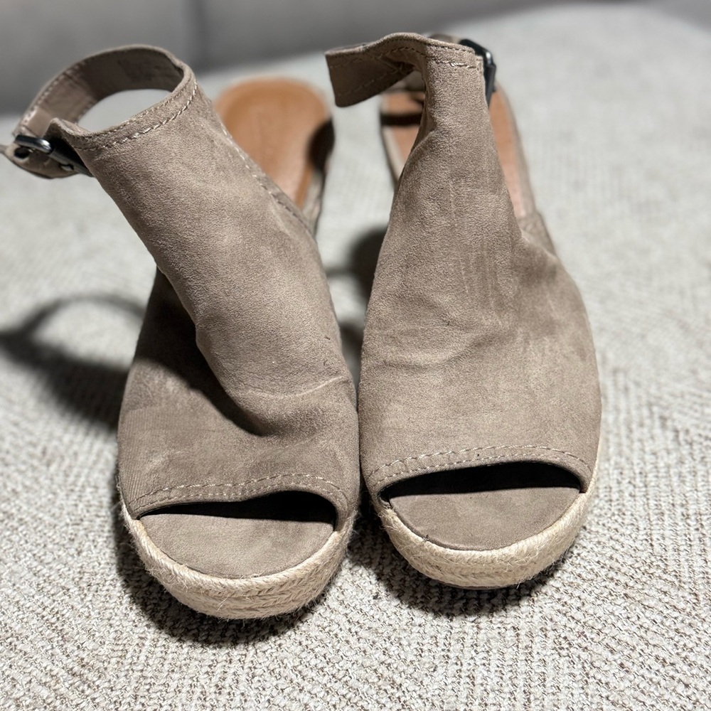 Universal Thread Tan Espadrille Sandals